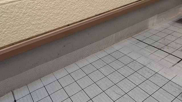 防水シートの隙間をテープ補強